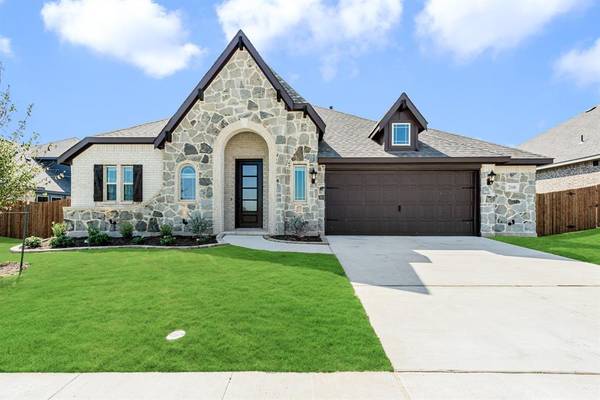 208 Claywood Drive, Glenn Heights, TX 75154