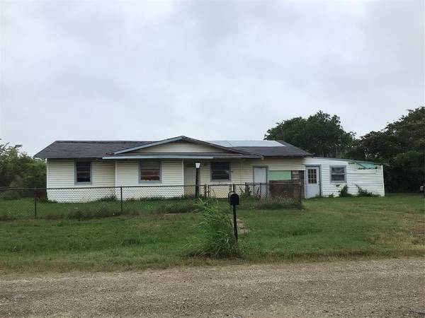 526 Jack Grace Hill Road, Bowie, TX 76230