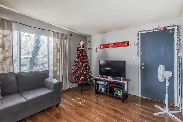 Calgary, AB T3B 1S9,7122 35 AVE NW