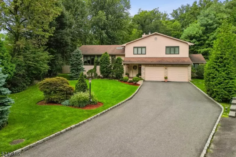 50 Oak Dr, Roseland Boro, NJ 07068