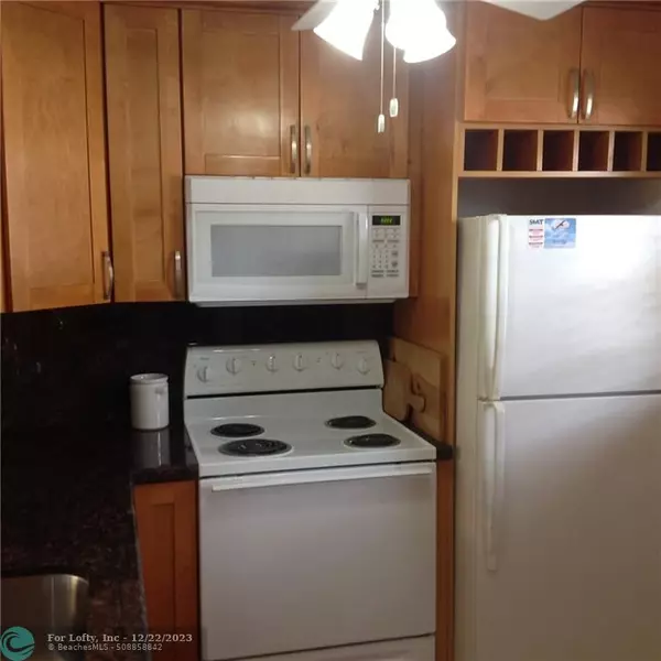 Lauderdale Lakes, FL 33313,5121 W Oakland Park Blvd  #206