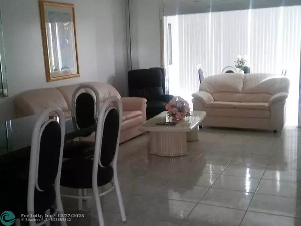 5171 W OAKLAND PARK BL  #211, Lauderdale Lakes, FL 33313