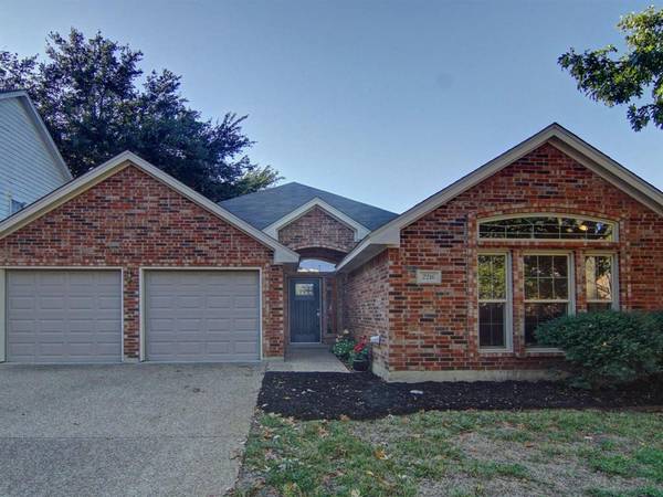 2216 Park Hurst Drive, Arlington, TX 76001