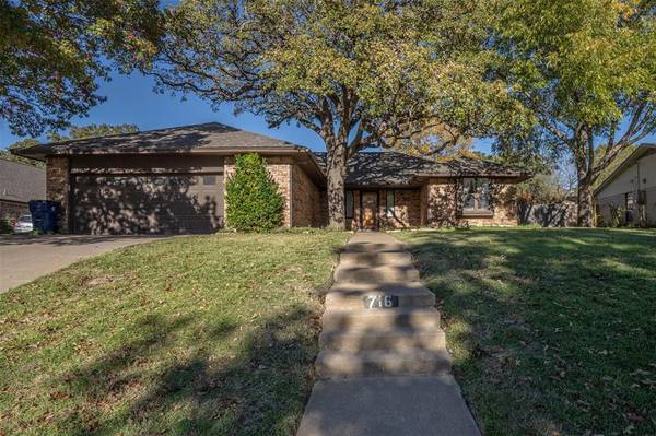 716 Patty B Lane, Burleson, TX 76028