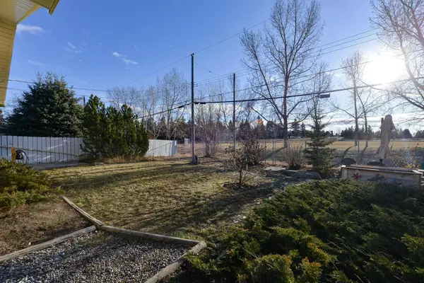 Calgary, AB T3E 1E6,5019 40 AVE SW