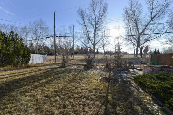 Calgary, AB T3E 1E6,5019 40 AVE SW