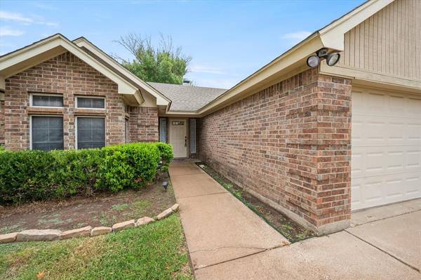 6916 Lyndale Drive, Watauga, TX 76148