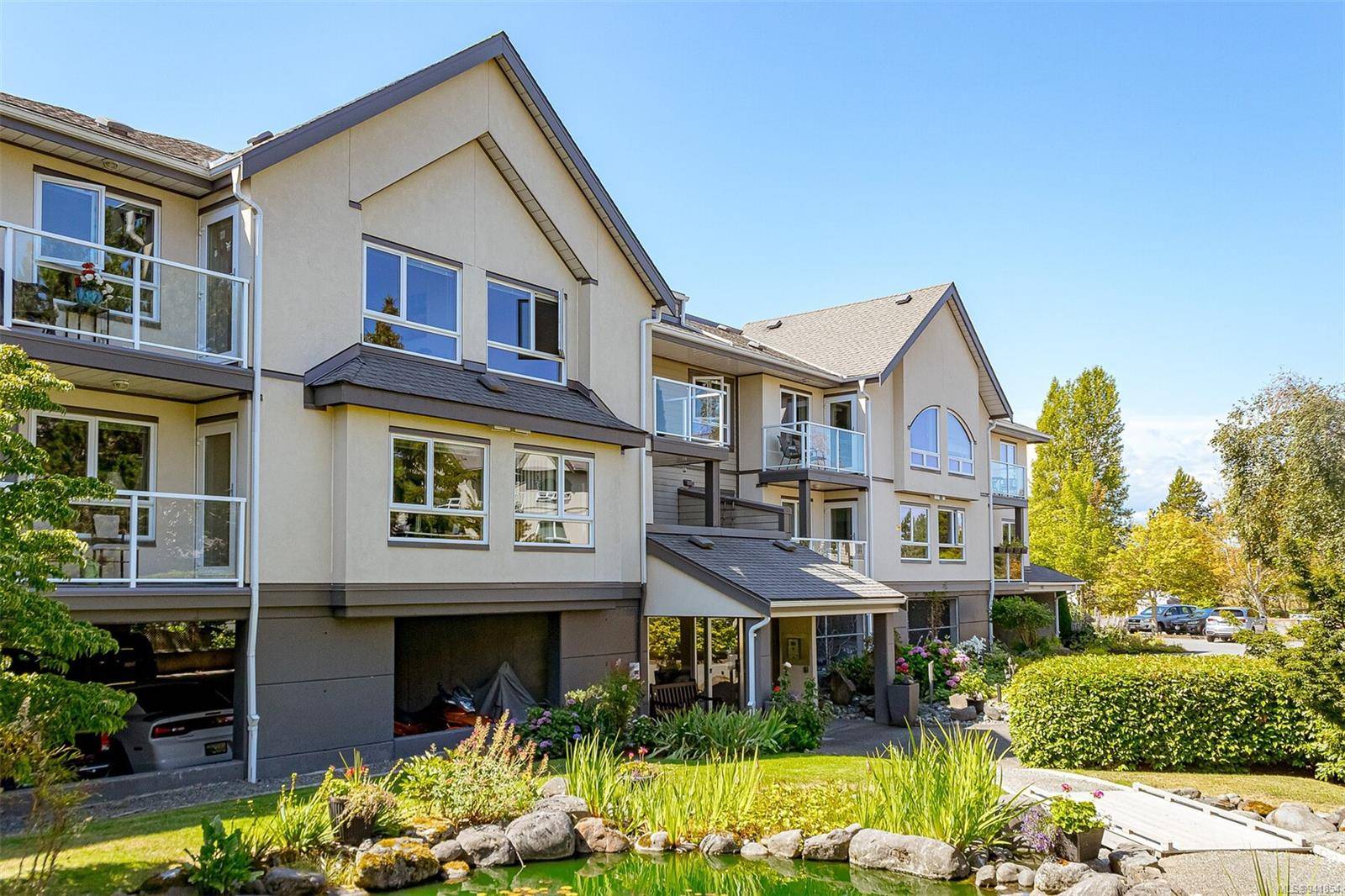2245 James White Blvd #203,  Sidney,  BC V8L 1Z5