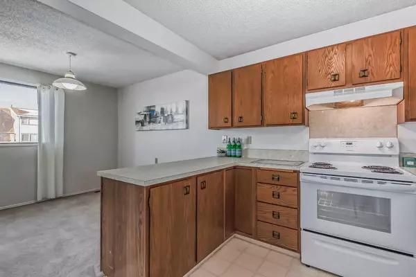 Calgary, AB T2W3L3,311 Woodvale CRES SW