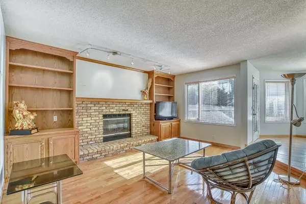 Calgary, AB T3A 4V9,296 Edgebank CIR NW