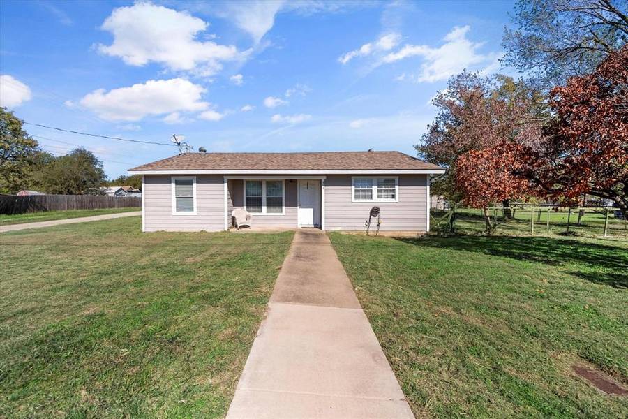 401 E Davis Avenue, Alvarado, TX 76009