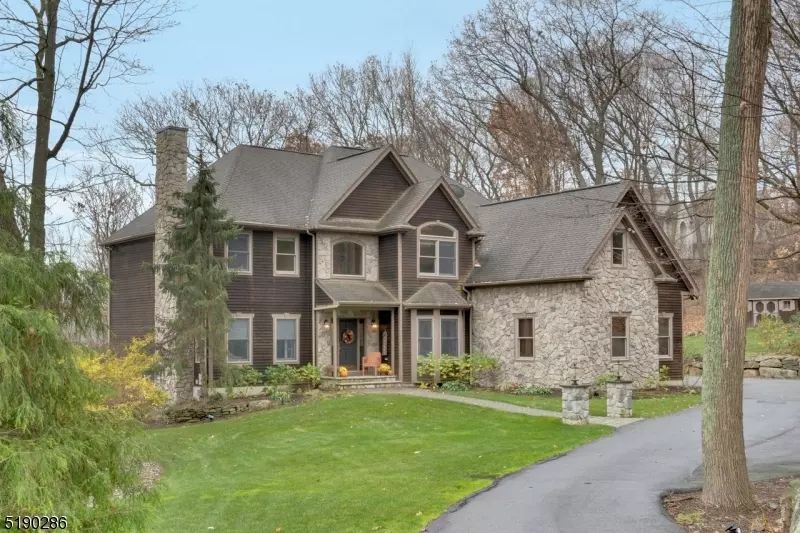 11 Falcon Run, Kinnelon Boro, NJ 07405