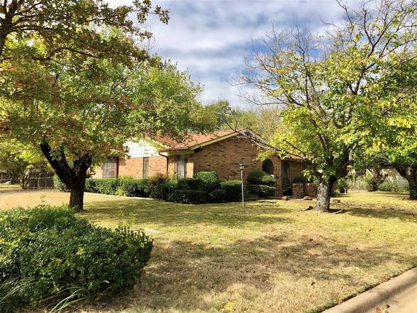 6386 Hanger Park Drive, Forest Hill, TX 76119