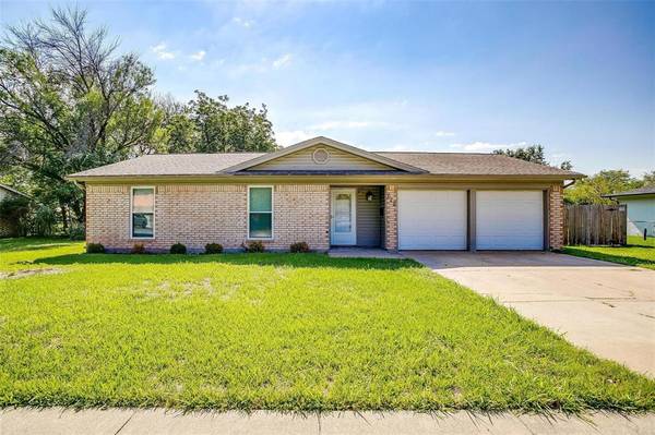 629 Lynnewood Avenue, Burleson, TX 76028