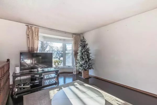 Calgary, AB T3K 2E9,140 Bernard WAY NW