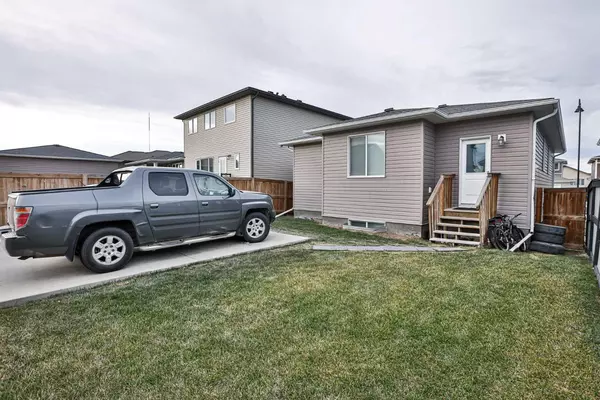 Lethbridge, AB T1J 5G5,632 Aquitania BLVD W