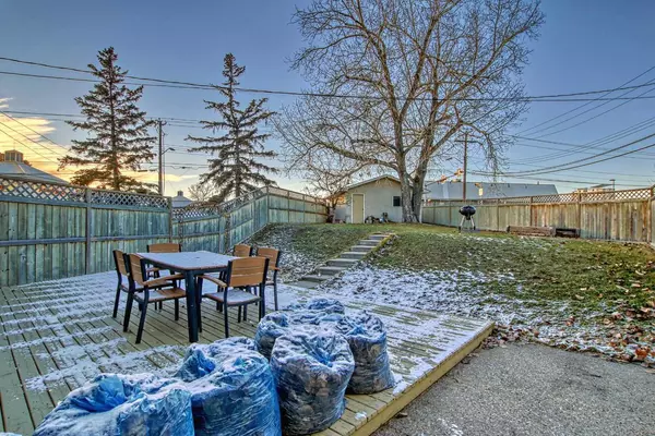 Calgary, AB T2J0T4,218A Allan CRES SE