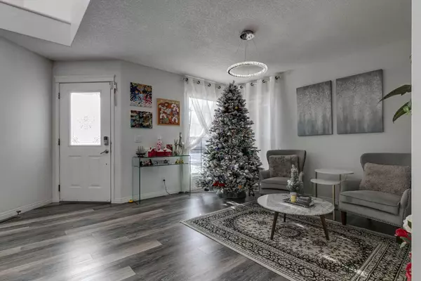 Calgary, AB T3H 5B6,18 Westbury PL SW