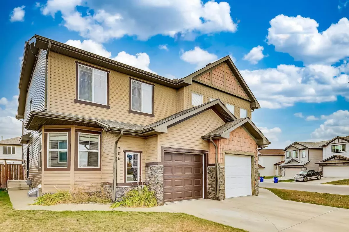 Airdrie, AB T4B 0B3,706 Luxstone Gate SW