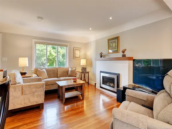 Victoria, BC V8V 4E7,300 Linden Ave