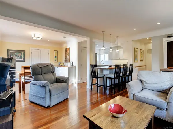 Victoria, BC V8V 4E7,300 Linden Ave