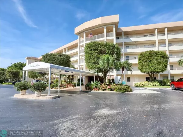 Pompano Beach, FL 33069,535 Oaks Dr  #304