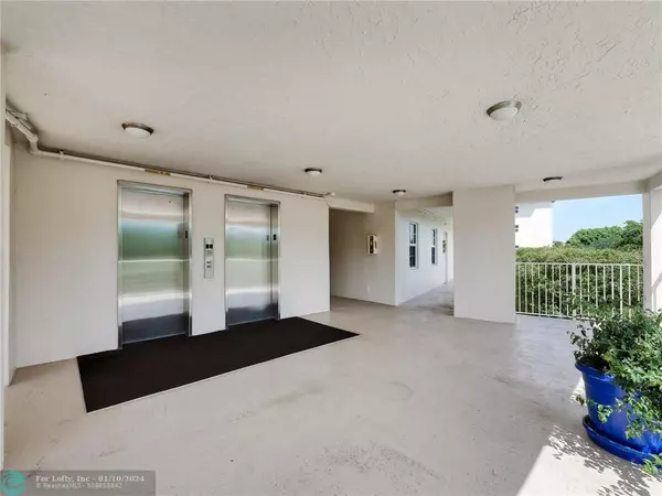 Pompano Beach, FL 33069,535 Oaks Dr  #304