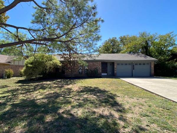 1208 Trammell Drive, Benbrook, TX 76126