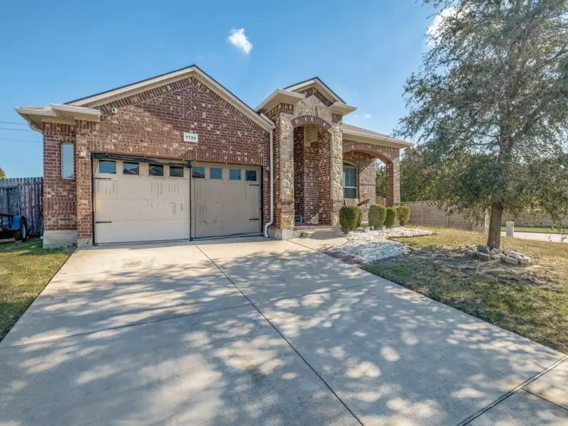 1724 Grey Willow Lane, Arlington, TX 76002