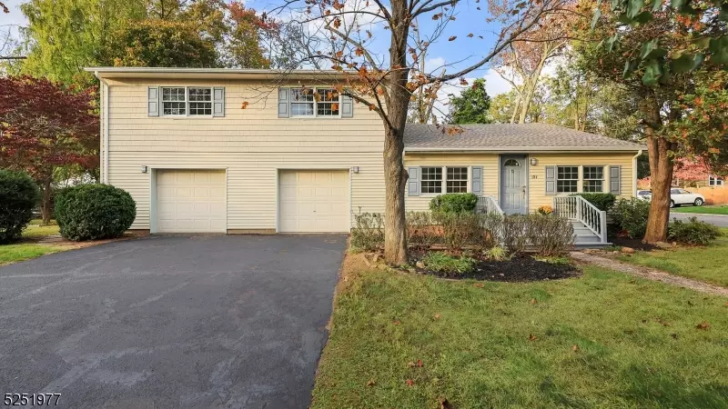 104 Lakeside Dr N, Piscataway Twp., NJ 08854