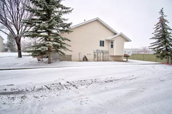 Airdrie, AB T4B 2L4,567 Edmonton TRL NE #13