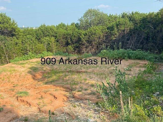 909 Arkansas River Drive, Granbury, TX 76048