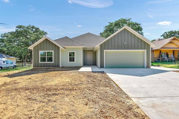 217 Comanche Drive, Lake Kiowa, TX 76240