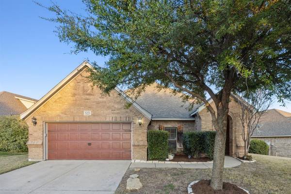 5221 Woodglen Lane, Fort Worth, TX 76126