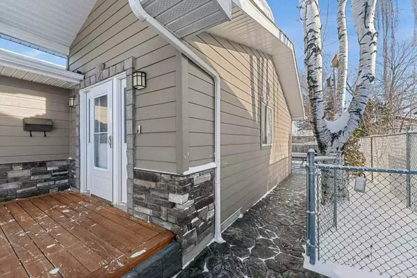 Calgary, AB T2J 0T5,309 Adams CRES SE