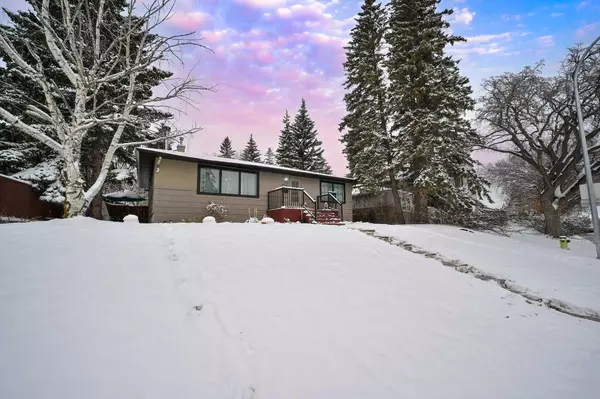 Calgary, AB T3E 4R4,3203 Kenmare CRES SW