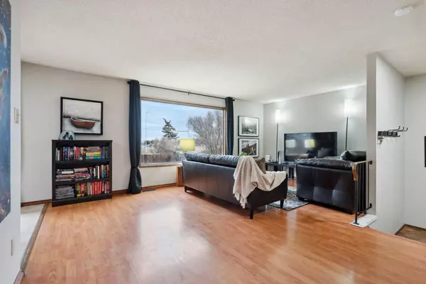 Calgary, AB T1Y 3G1,863 Whitehill WAY NE