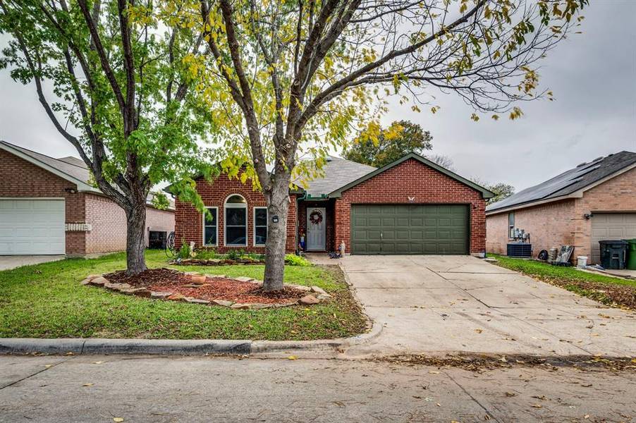 422 Hollyberry Drive, Mansfield, TX 76063