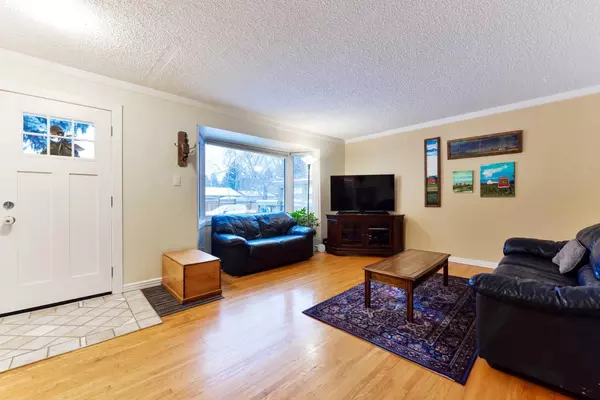 Calgary, AB T3E 1M2,2403 54 AVE SW