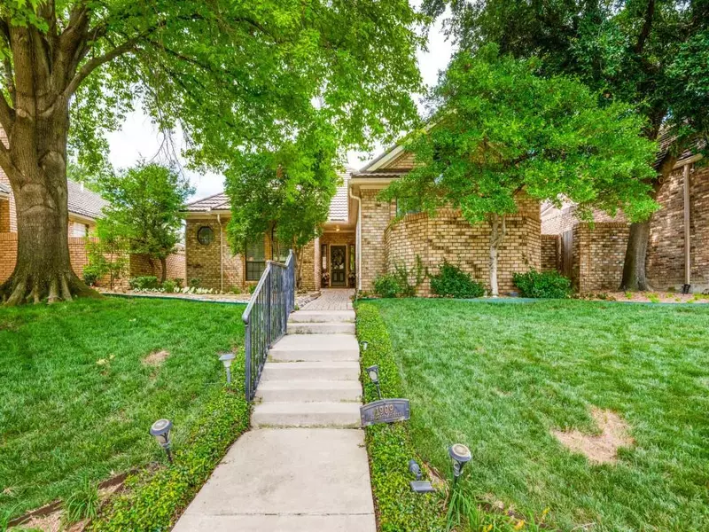 1909 Crockett Circle, Irving, TX 75038