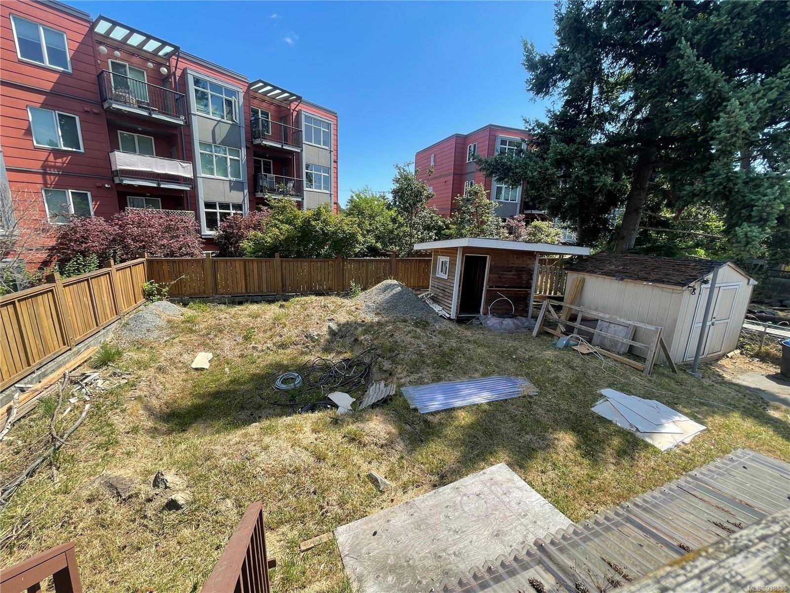 Saanich, BC V8X 2J6,4037 Lakehill Pl