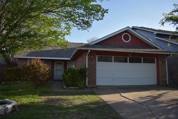 818 Foxridge Drive, Arlington, TX 76017