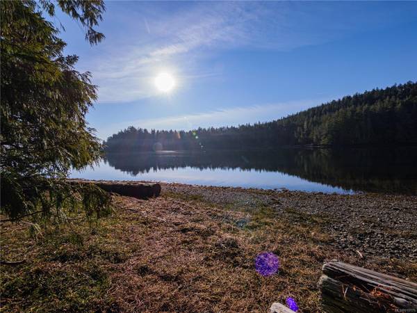 Ucluelet, BC V0R 3A0,SL 8 Kvarno Island