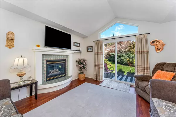 View Royal, BC V9A 7K2,126 Hallowell Rd #8