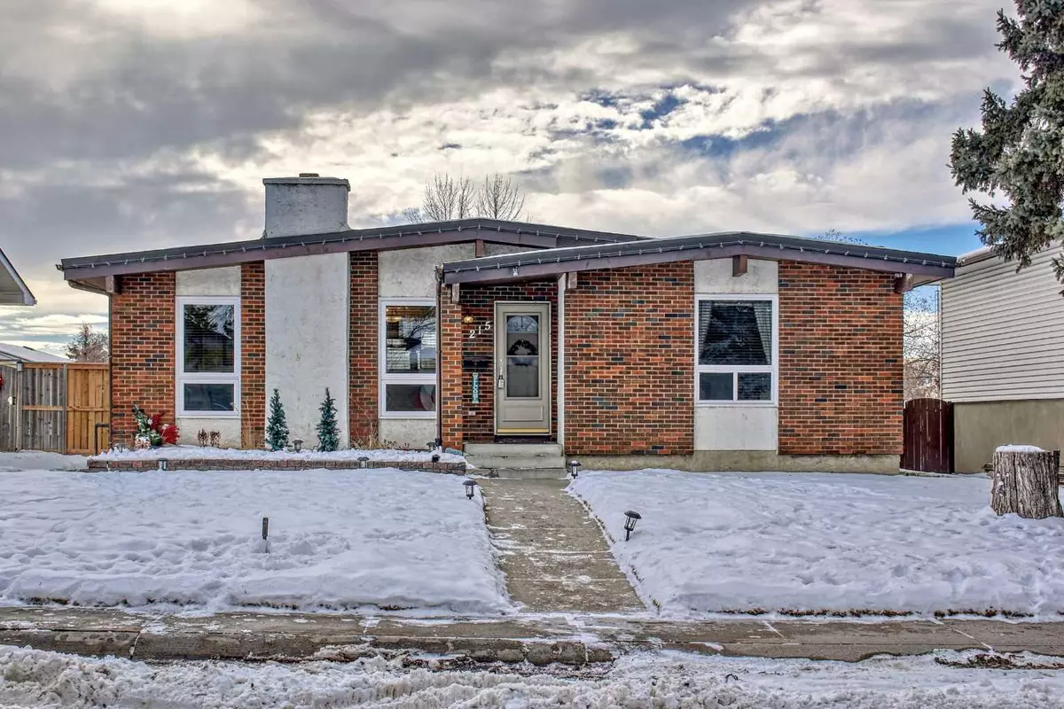 Calgary, AB T1Y 1G7,215 Rundleside CRES NE