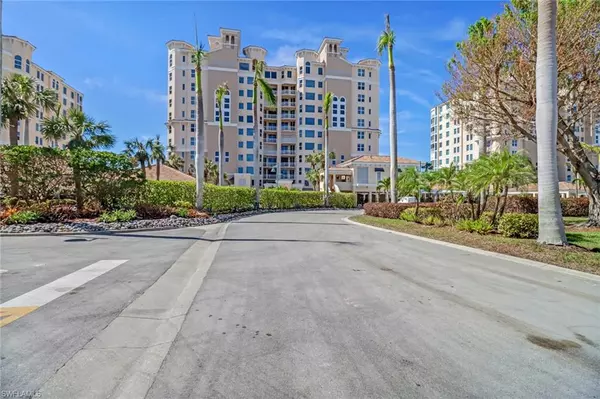 435 Dockside DR B-602, Naples, FL 34110