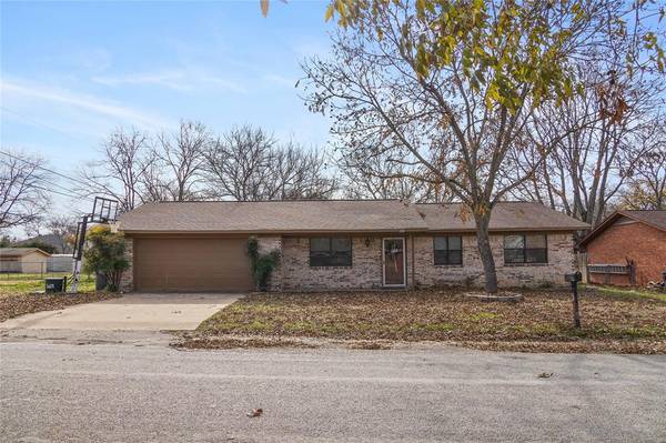 200 E Plum Avenue, De Leon, TX 76444