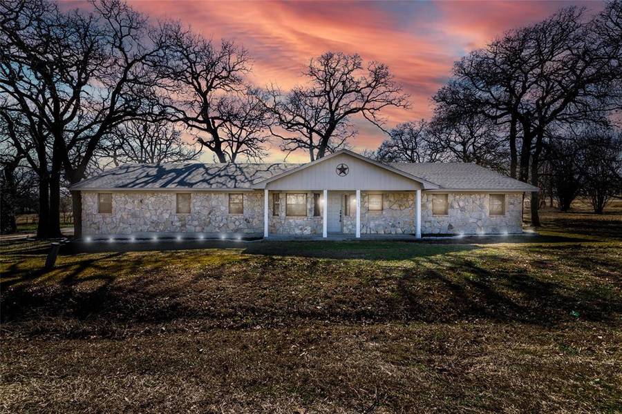 102 Cobb Drive, Joshua, TX 76058