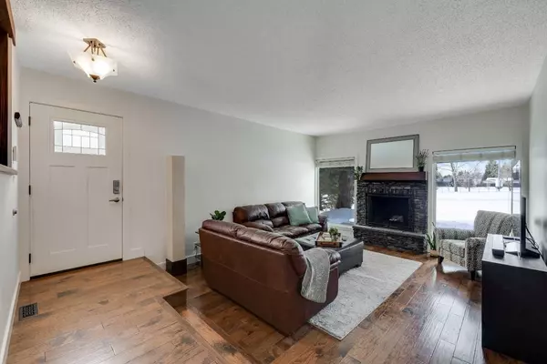 Calgary, AB T3B 3J6,6404 70 ST NW