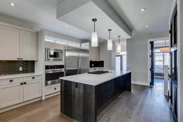 Calgary, AB T2M 2A6,239 25 AVE NW